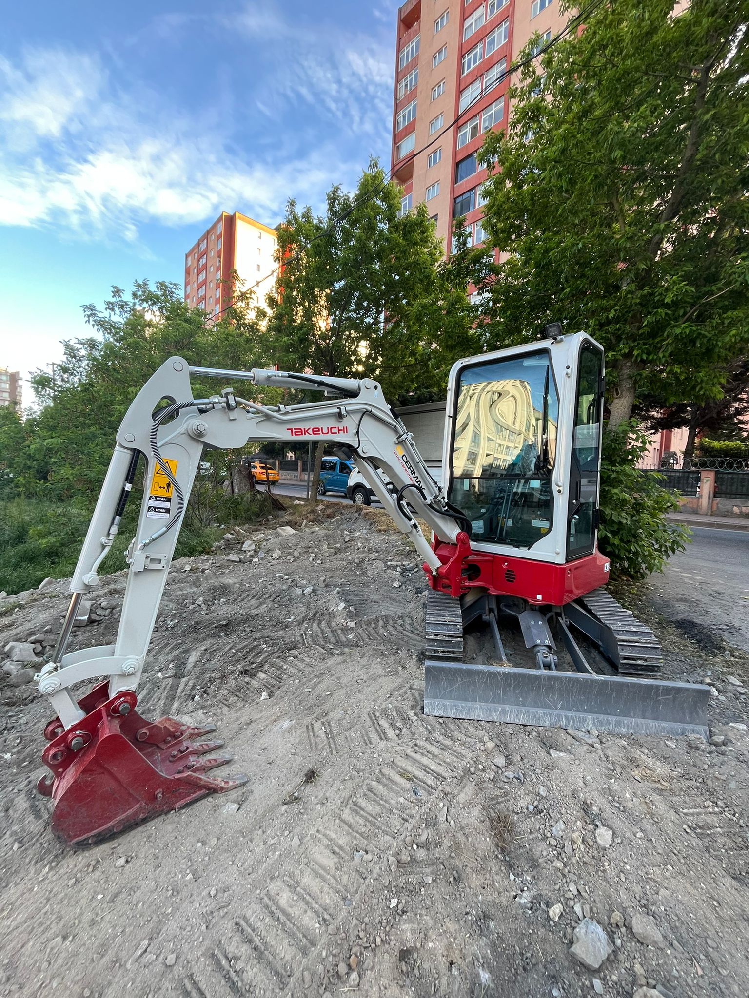 Ekskavatör Aracımız Yan